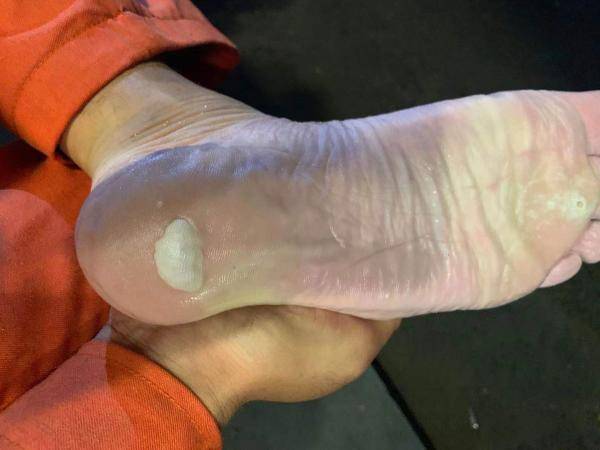 加固沙袋转移居民抽水排水上海金山消防员昼夜奋战