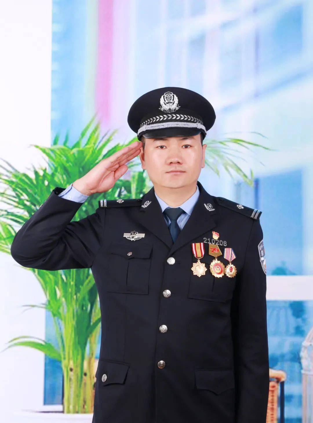 部队养成还是如今的"藏青蓝"无论是青年时的"橄榄绿"然而如今用奉献