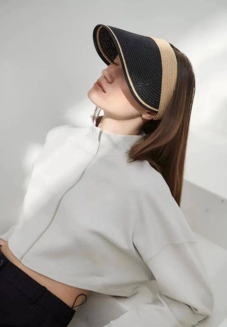 材质|Loewe、Miu Miu草编帽，才是今夏最时髦凹造型神器！
