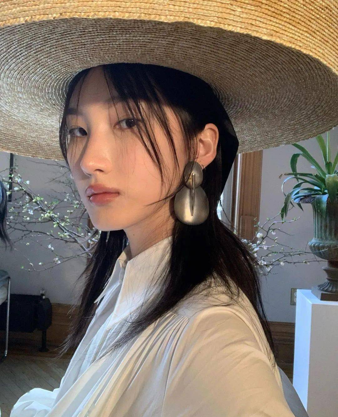 材质|Loewe、Miu Miu草编帽，才是今夏最时髦凹造型神器！