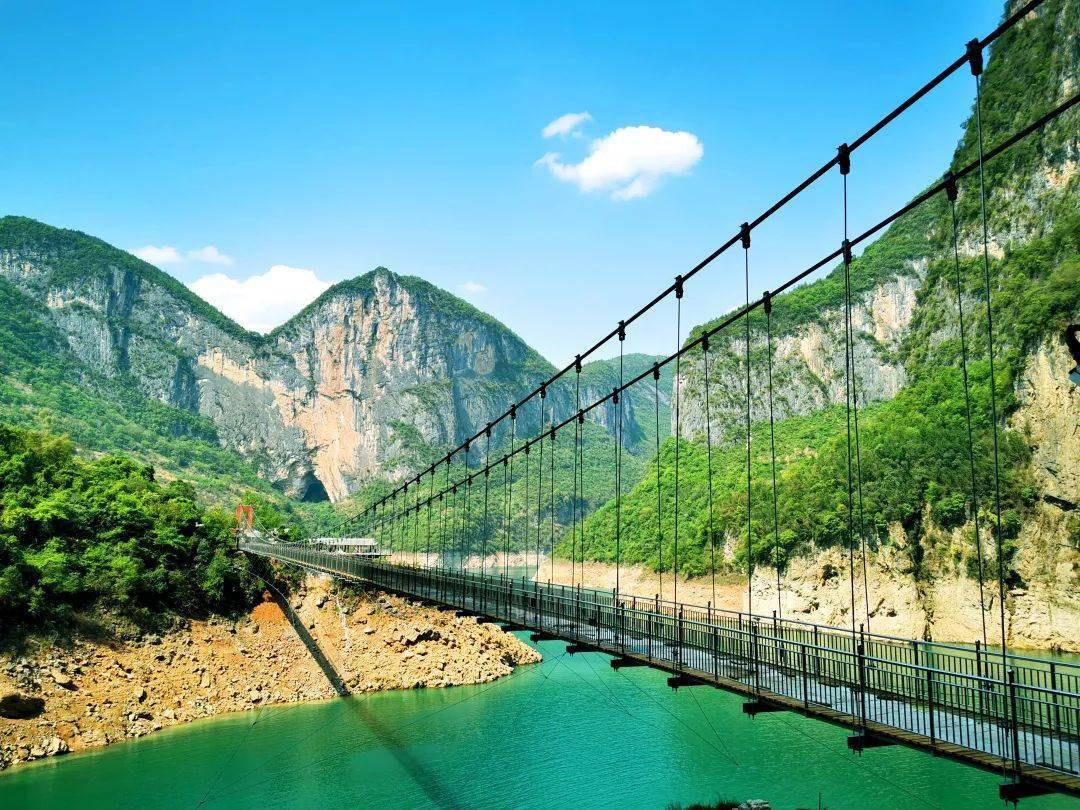 图/恩施野三峡风景区两岸猿声啼不住,轻舟已过万重山.