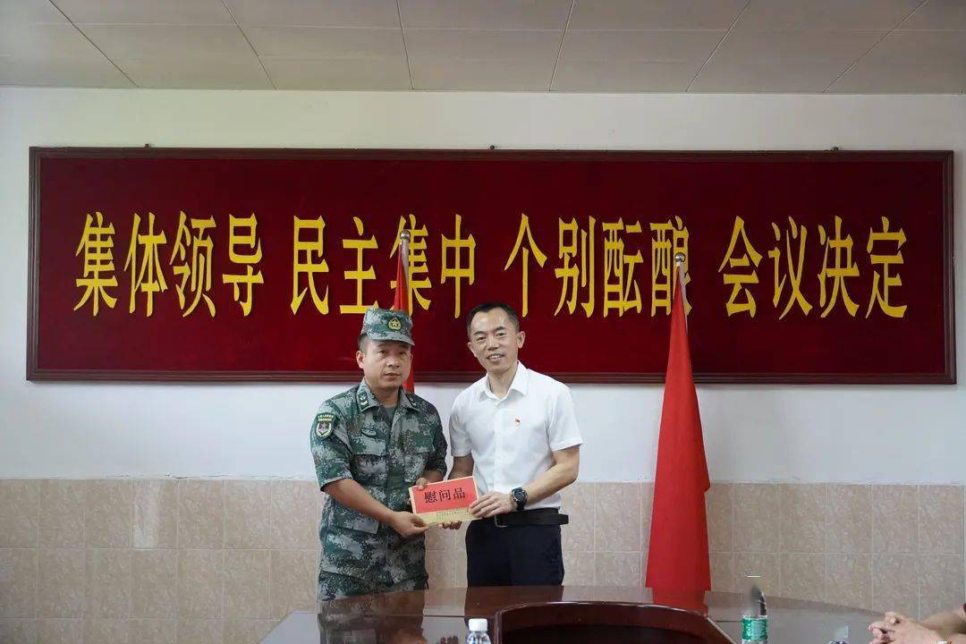 在95084部队,95026部队,中国解放军32580部队,慰问一组与部队官兵面对