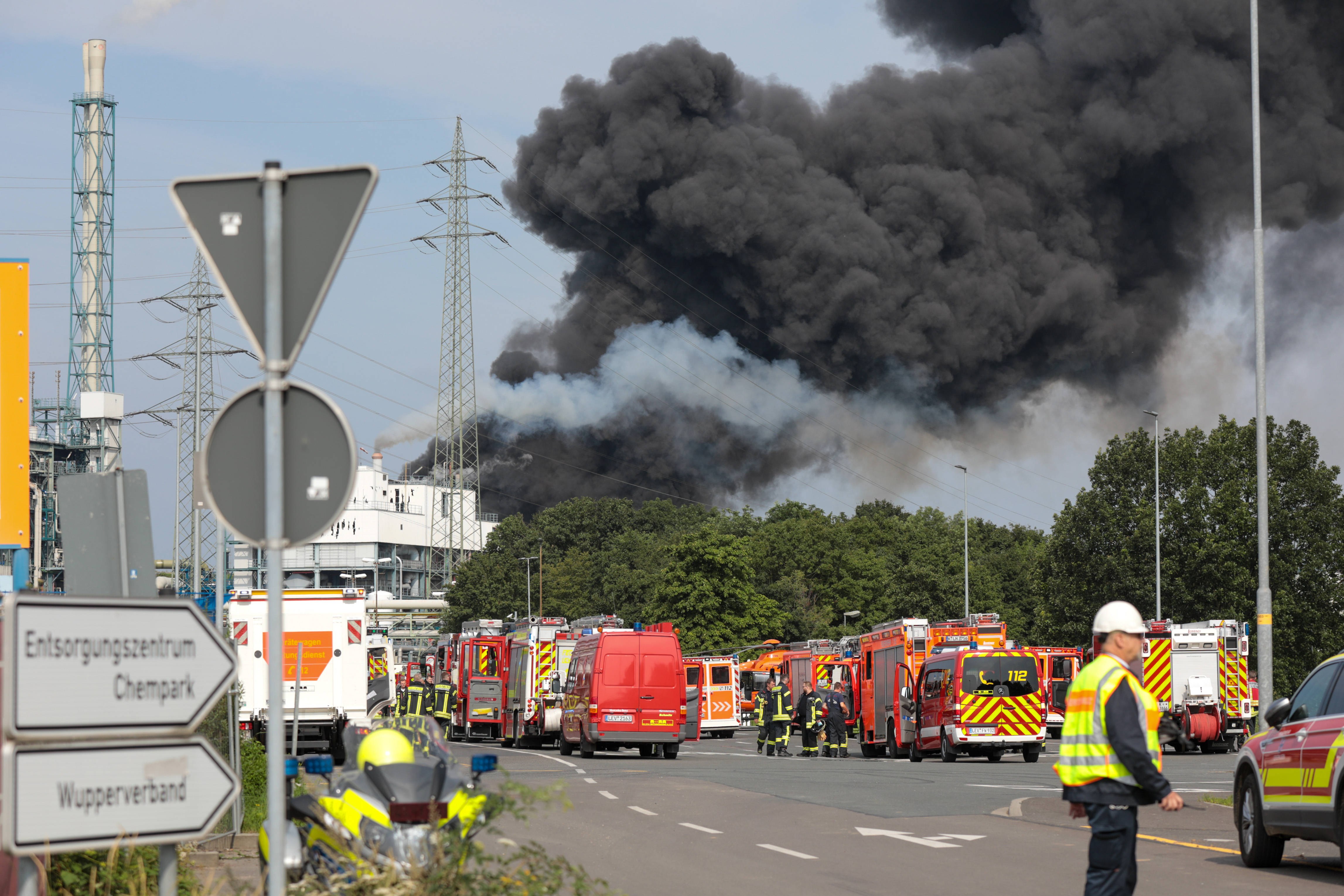 7月27日,德国西部城市莱沃库森发生爆炸的化工园区升起浓烟