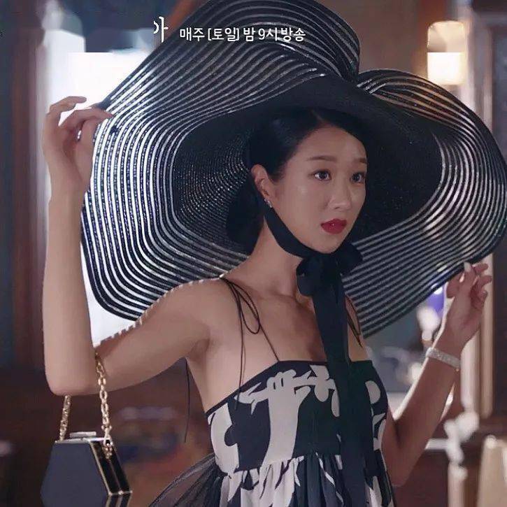 材质|Loewe、Miu Miu草编帽，才是今夏最时髦凹造型神器！