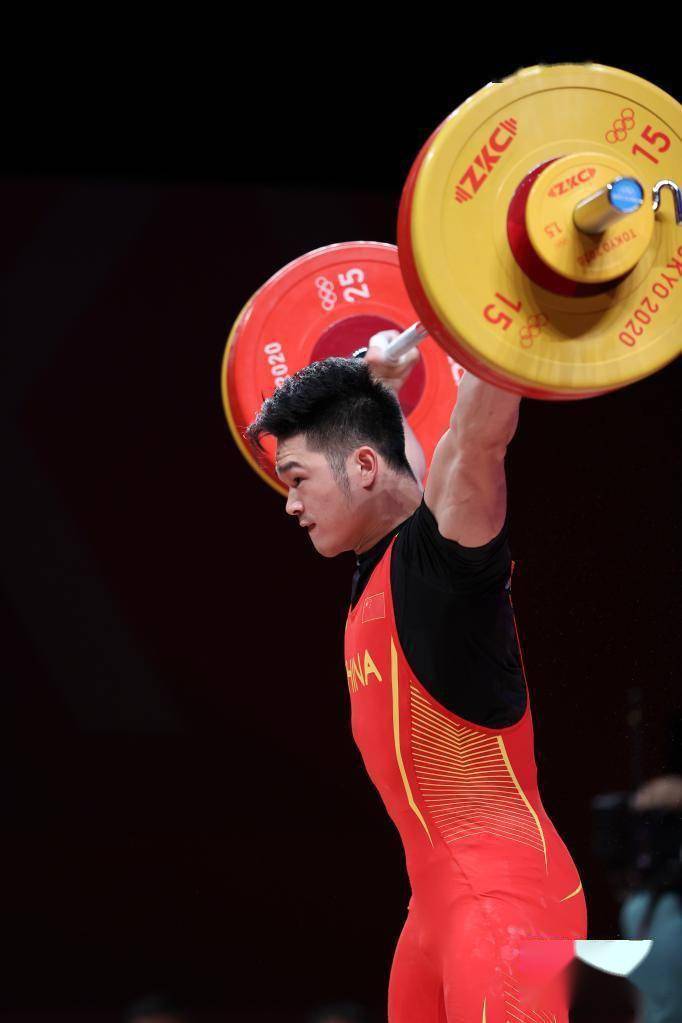 中国选手石智勇夺得东京奥运会男子举重73公斤级冠军