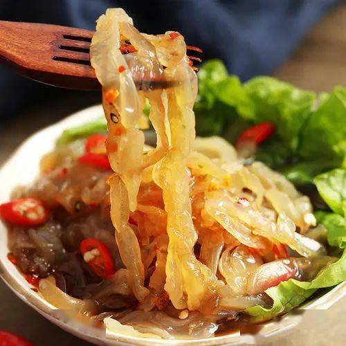 凉拌蛰皮是海蜇皮最常见的吃法，酸辣爽口，口感清脆，很适合用来下酒。