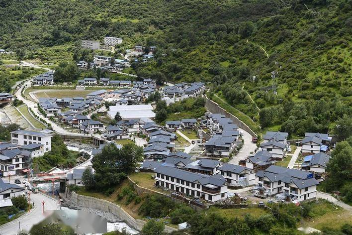 图为夏日的边境乡——隆子县扎日乡格外美丽.记者 李洲 摄