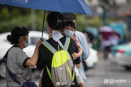 济南|台风“烟花”来了！济南早高峰市民出行从头到脚“全副武装”