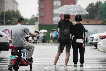 济南|台风“烟花”来了！济南早高峰市民出行从头到脚“全副武装”