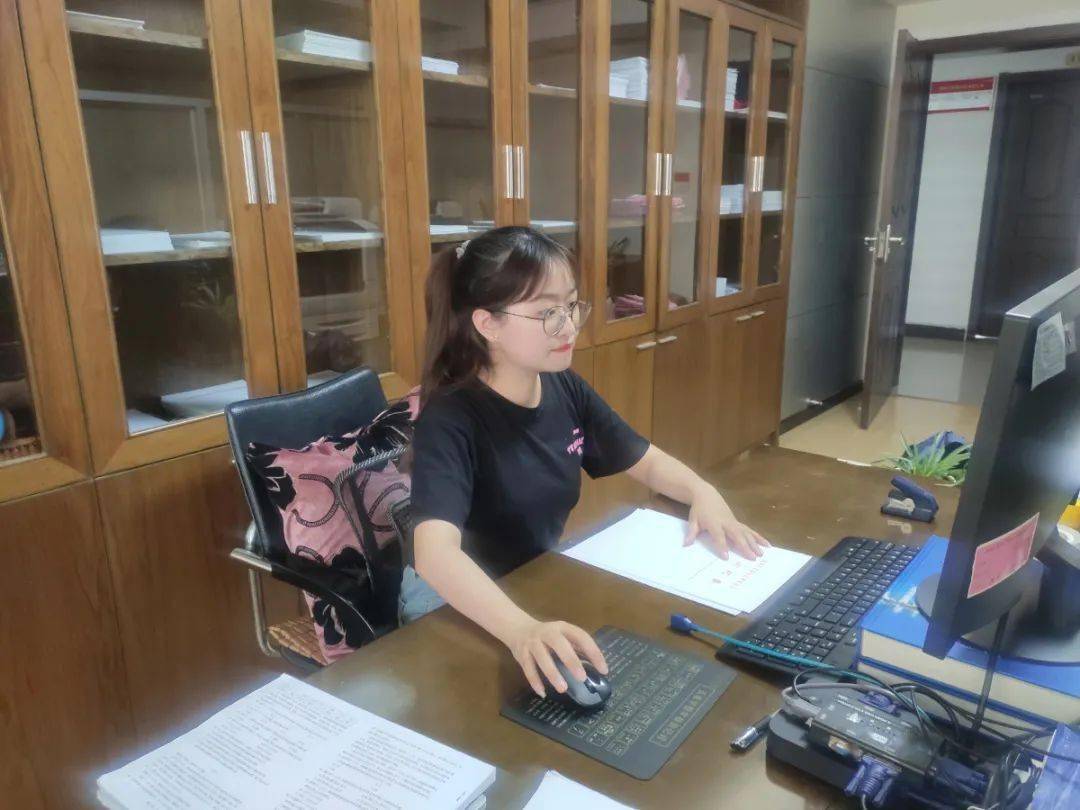 黄琬婷在市发改委价费管理科的第一周工作，我了解了科室主要的工作内容