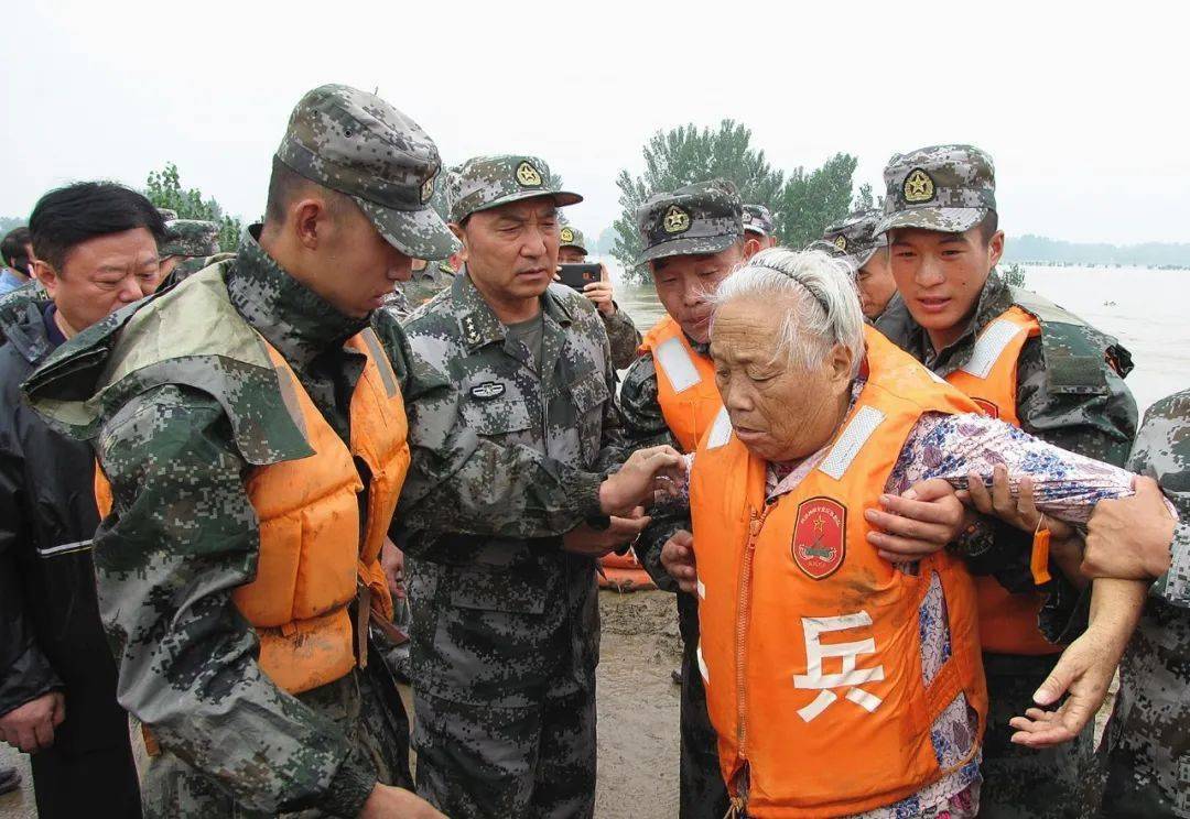 卫辉人民欢送参加防汛救灾的人民子弟兵