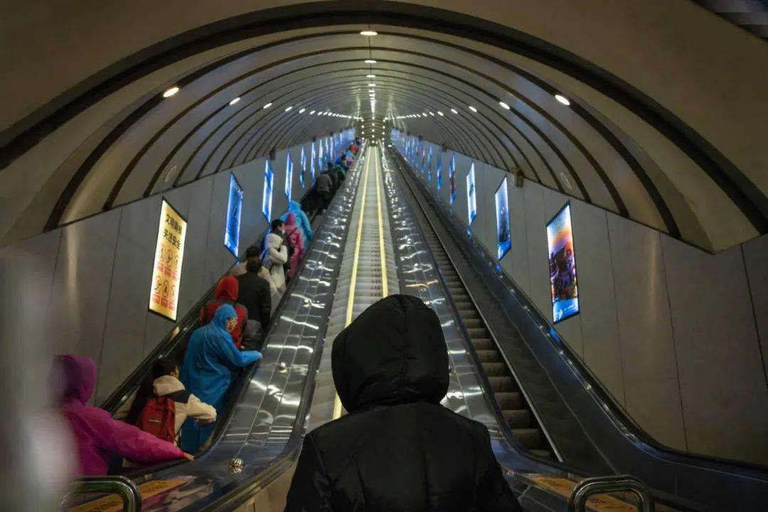 世界最长的穿山扶梯—— 天门山扶梯