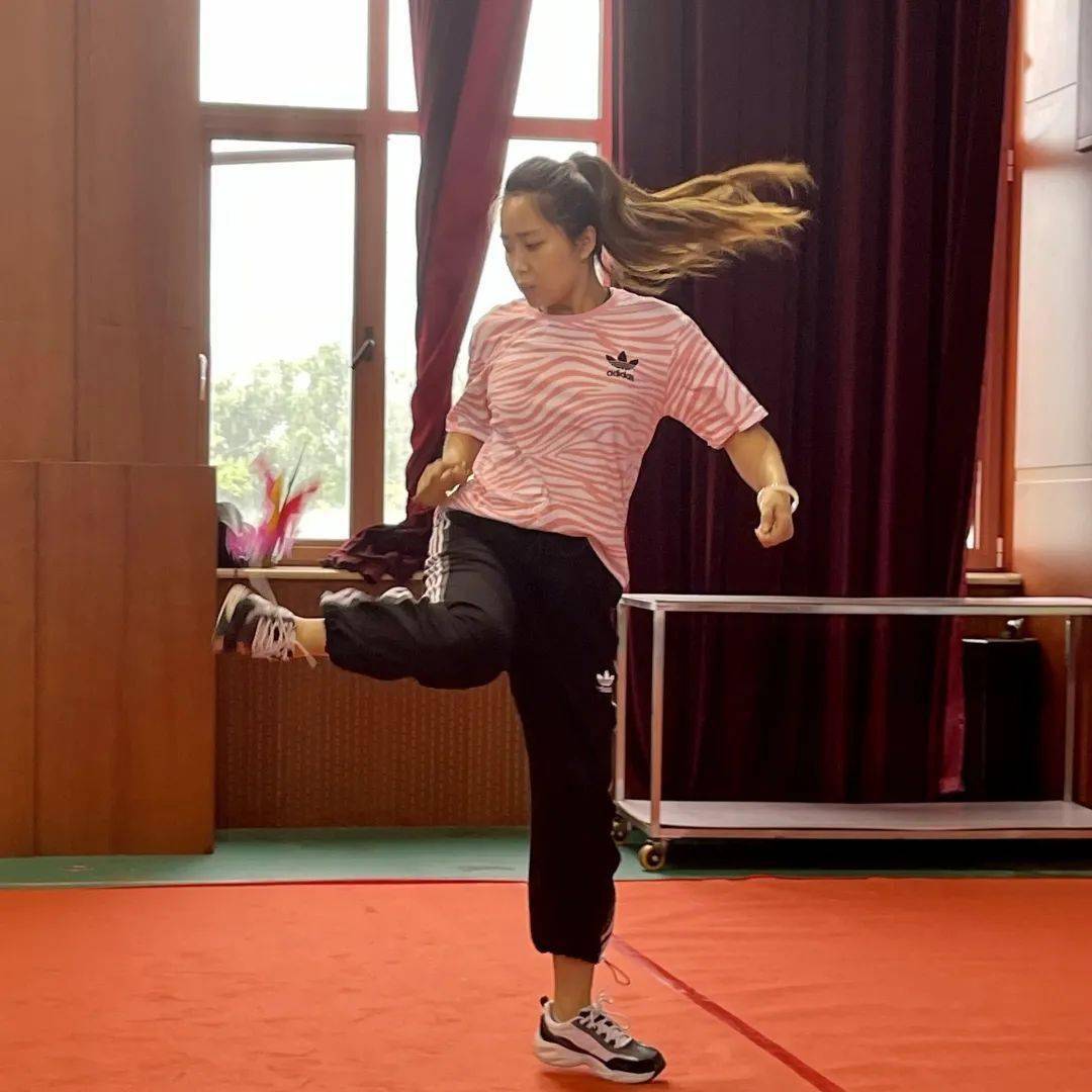 大腿,脚跟,脚背纷纷上阵,一时间,场馆内色彩鲜艳的花毽子上下翻飞