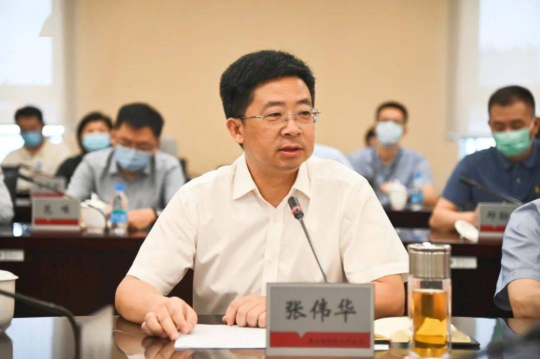 会上,吴江开发区党工委副书记,管委会副主任张伟华简要通报了吴江开发