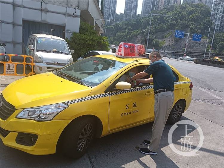 夏天給出租車司機送清涼,他們堅持十餘年