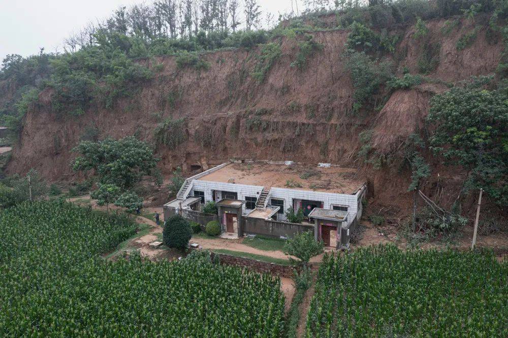 镇:米河镇里洪水退去,地势低洼的居民区内留下厚重的泥浆,人力难以