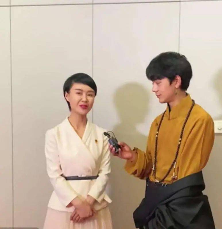 43岁美女副局长成网红,直播带货4000万,获百万打赏,凭什么?_贺娇龙