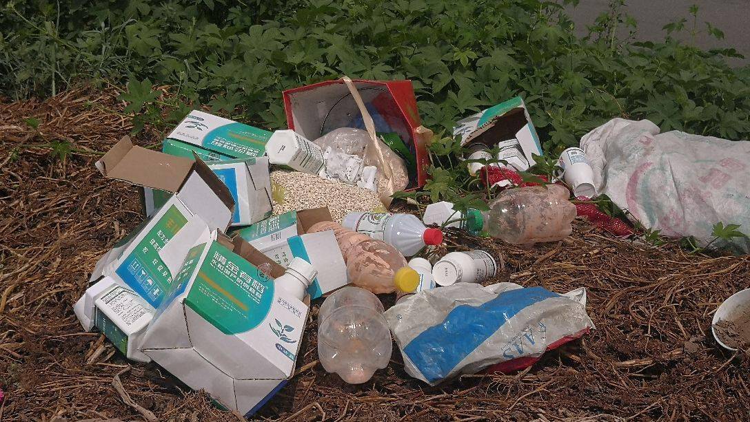 用过的农药瓶随意的扔在田间地头,小河边,污染环境破坏生态