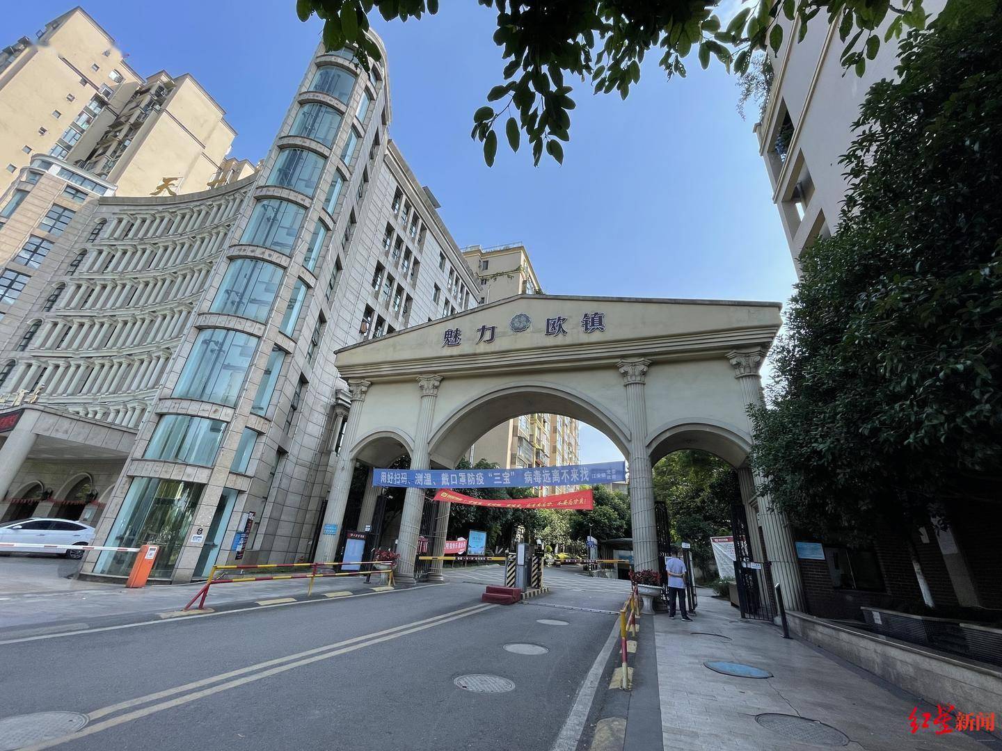 事发小区魅力欧镇位于江安县滨江路,距离江安著名的睡佛寺不远,属于