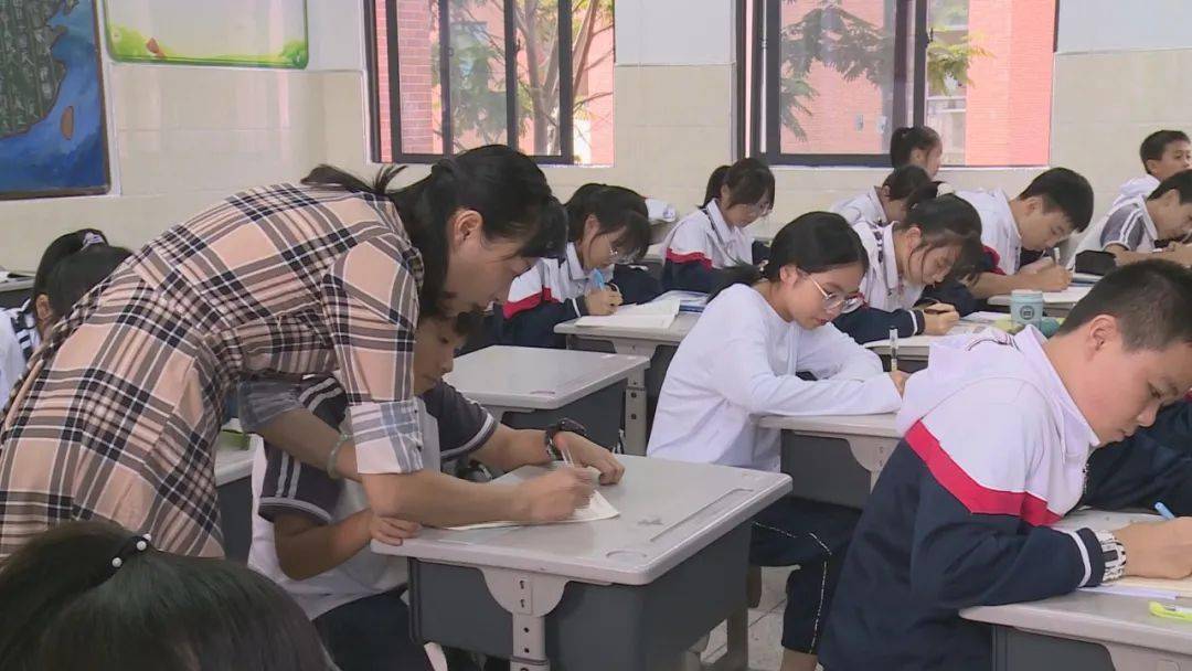 "创建教育强县,办人民满意的教育,我们深感责任重大,文昌中学每位教师