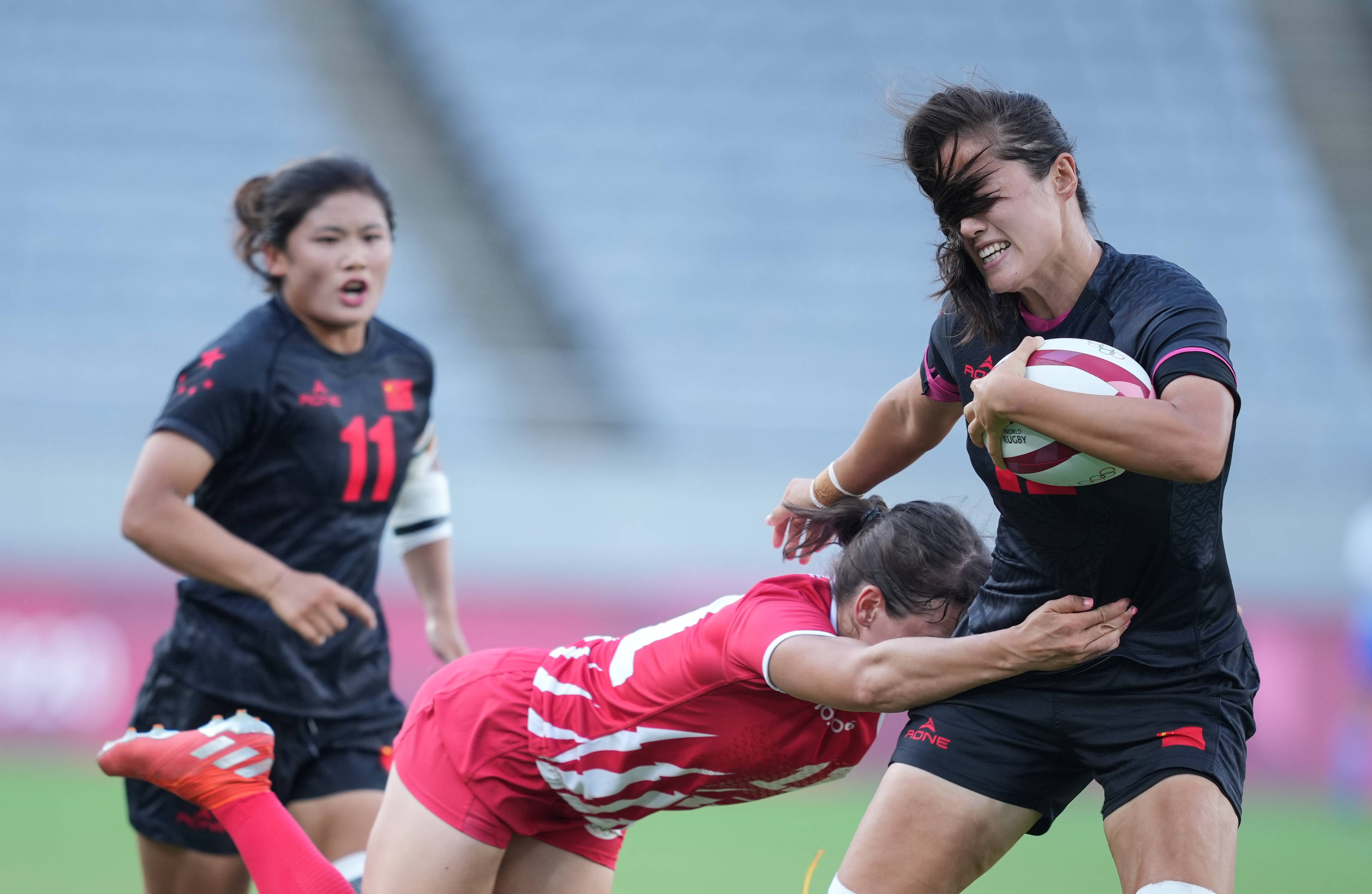 在东京奥运会七人制橄榄球女子7-8名排位赛中,中国队战胜俄罗斯运动员
