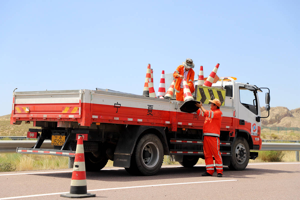 宁夏交建养护工人用汗水守护道路畅安舒美