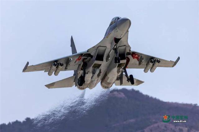 歼16罕见展示突击反舰姿态挂载红外吊舱鹰击83出击
