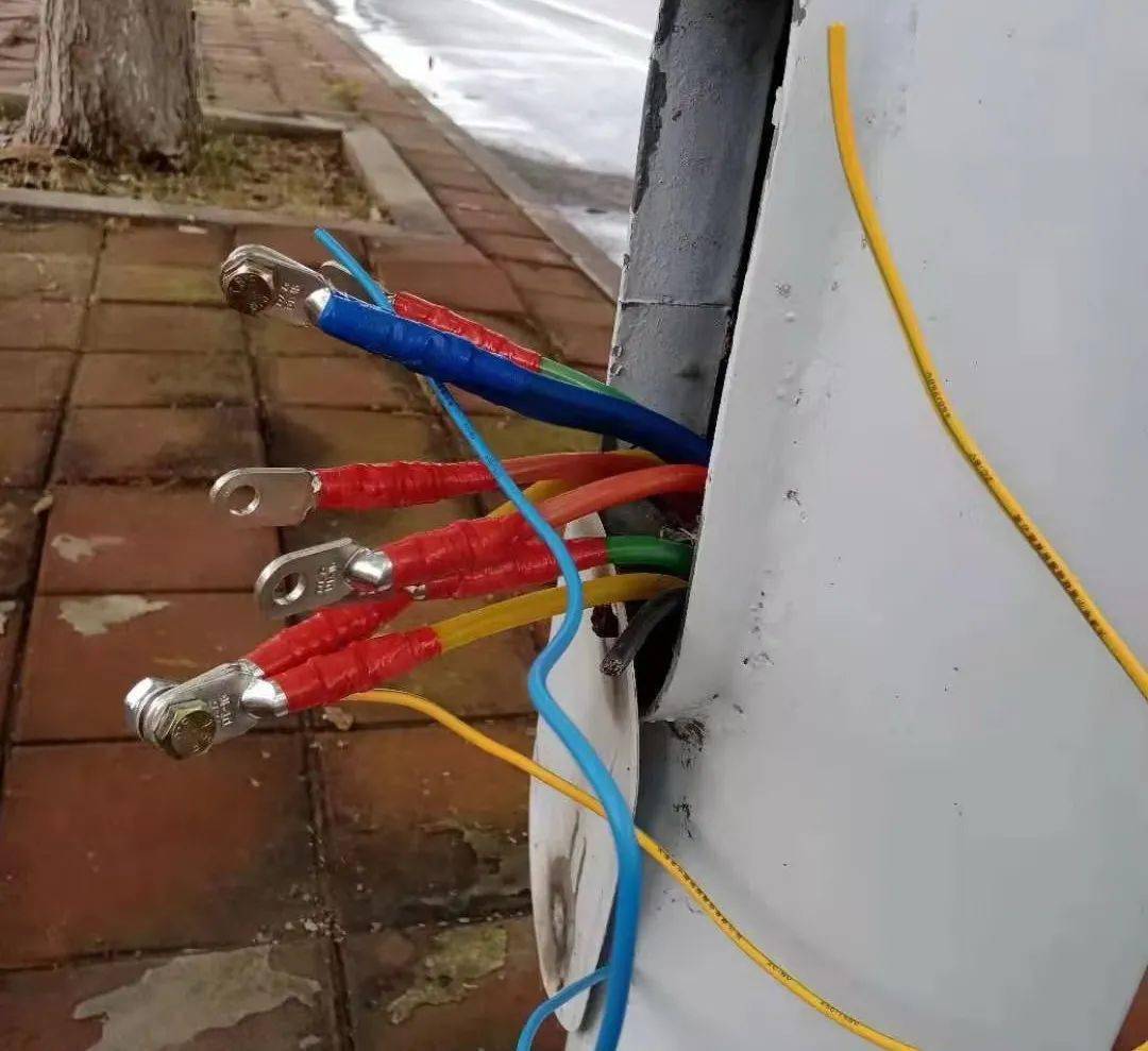 逮他马坊多处路灯不亮竟是电缆被盗