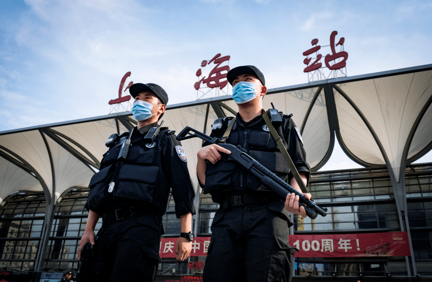 人员密集区域的巡逻值守,进一步提高见警率和管事率,切实发挥特警职能