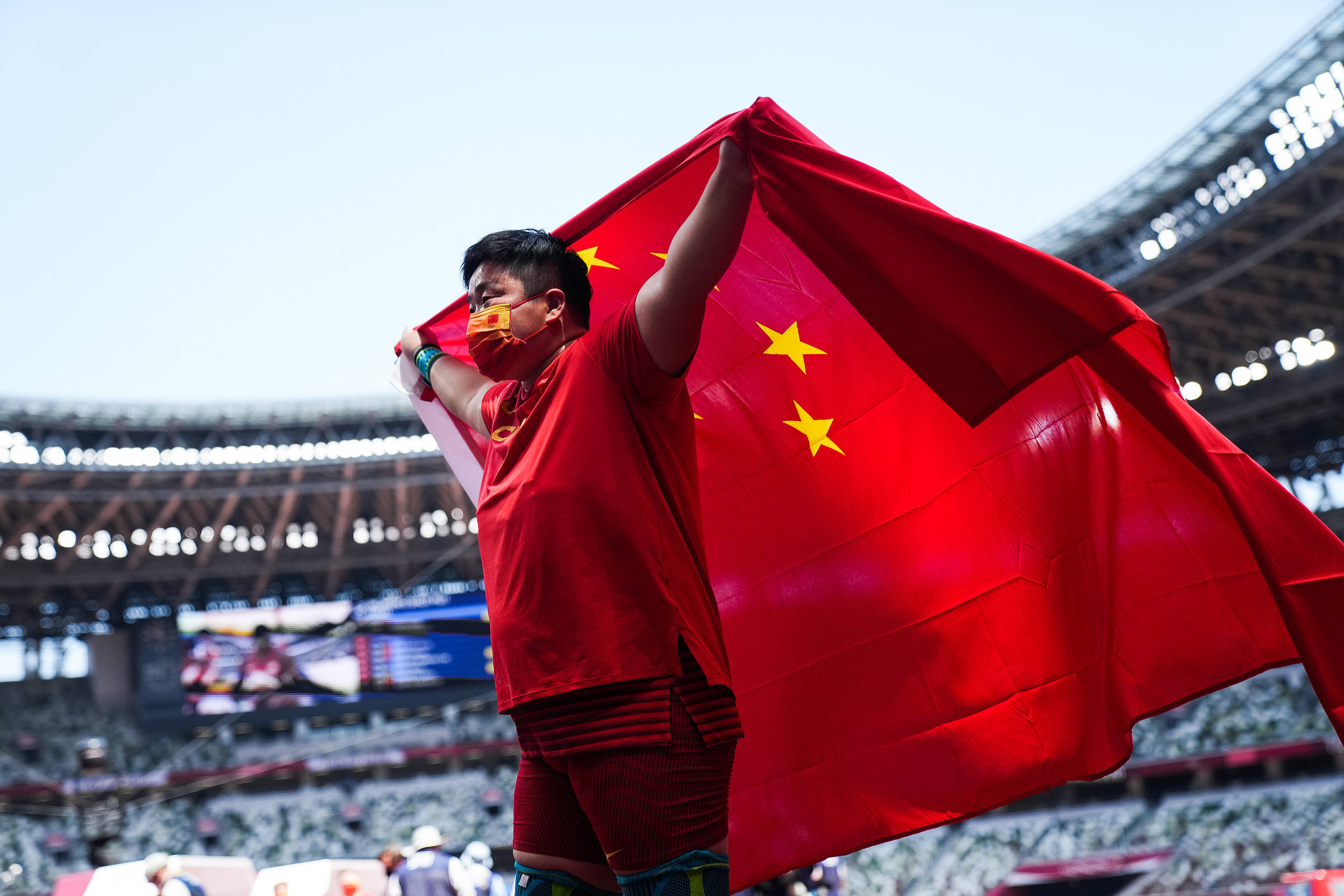 巩立姣今日夺金后身披国旗 图自视觉中国"铅球也是通过我们努力,一球