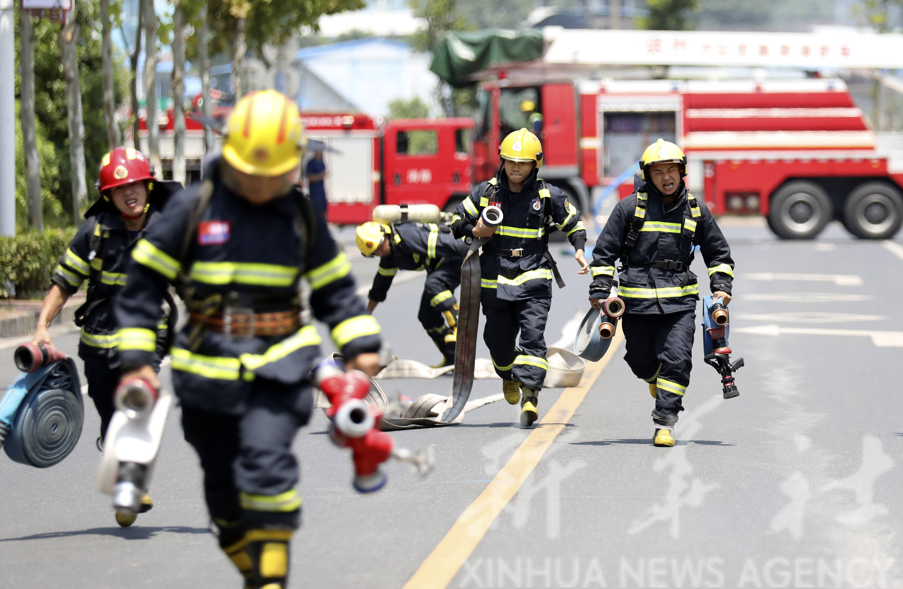 湖南资兴:消防伏天大练兵_训练