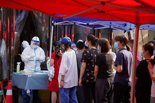 人多拥挤郑州部分核酸检测点存隐患市民期望相关部门引起重视