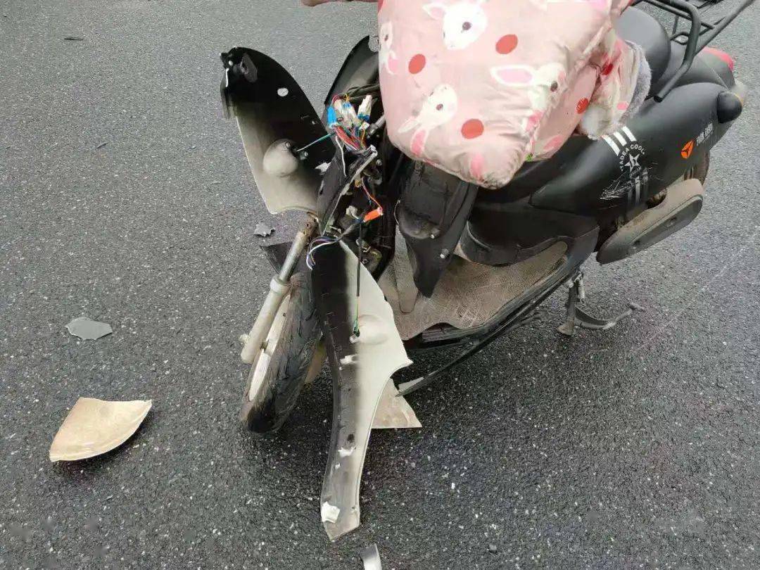 14岁骑电动车被车撞了图片