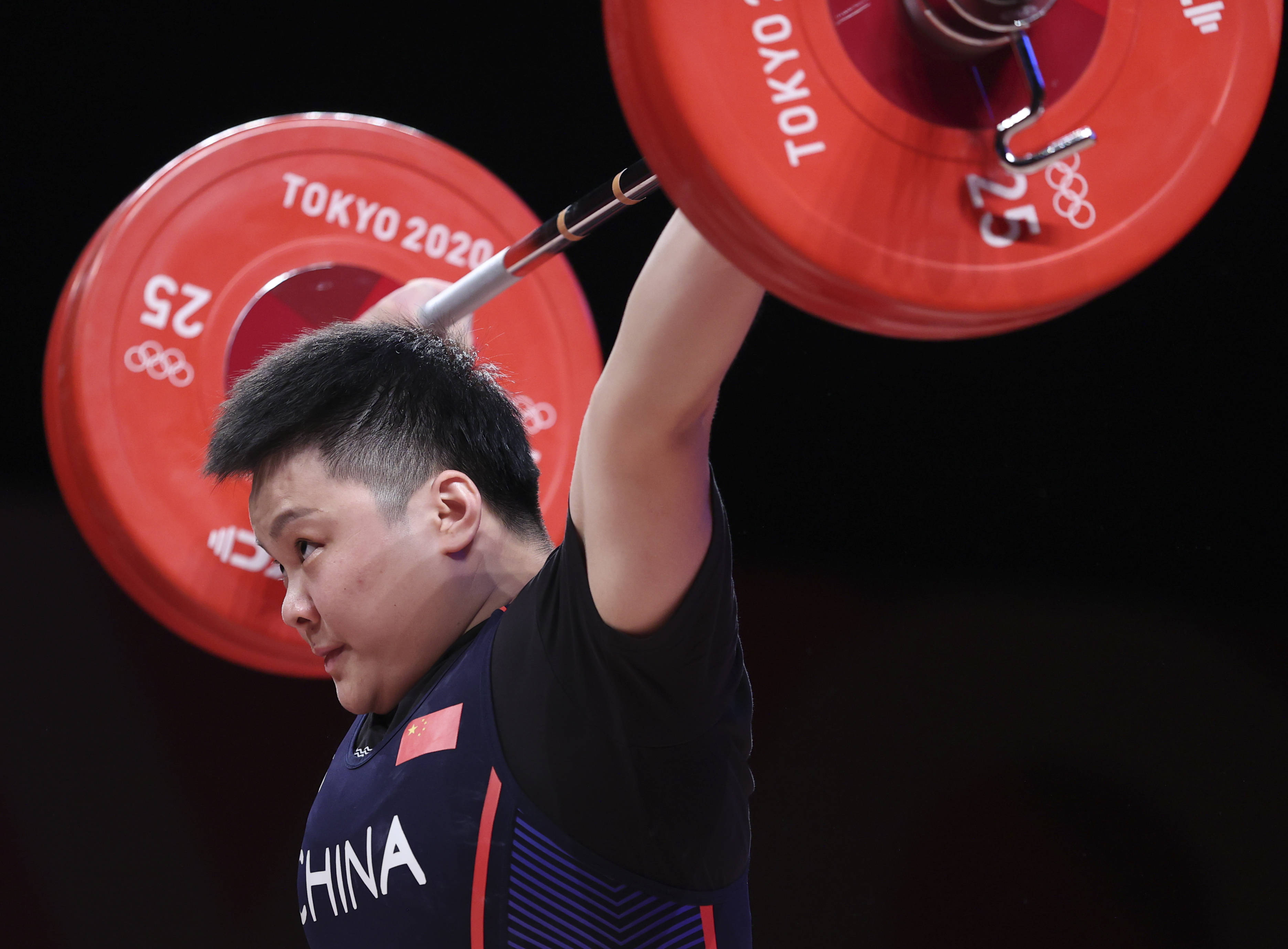 举重女子87公斤级中国选手汪周雨夺冠