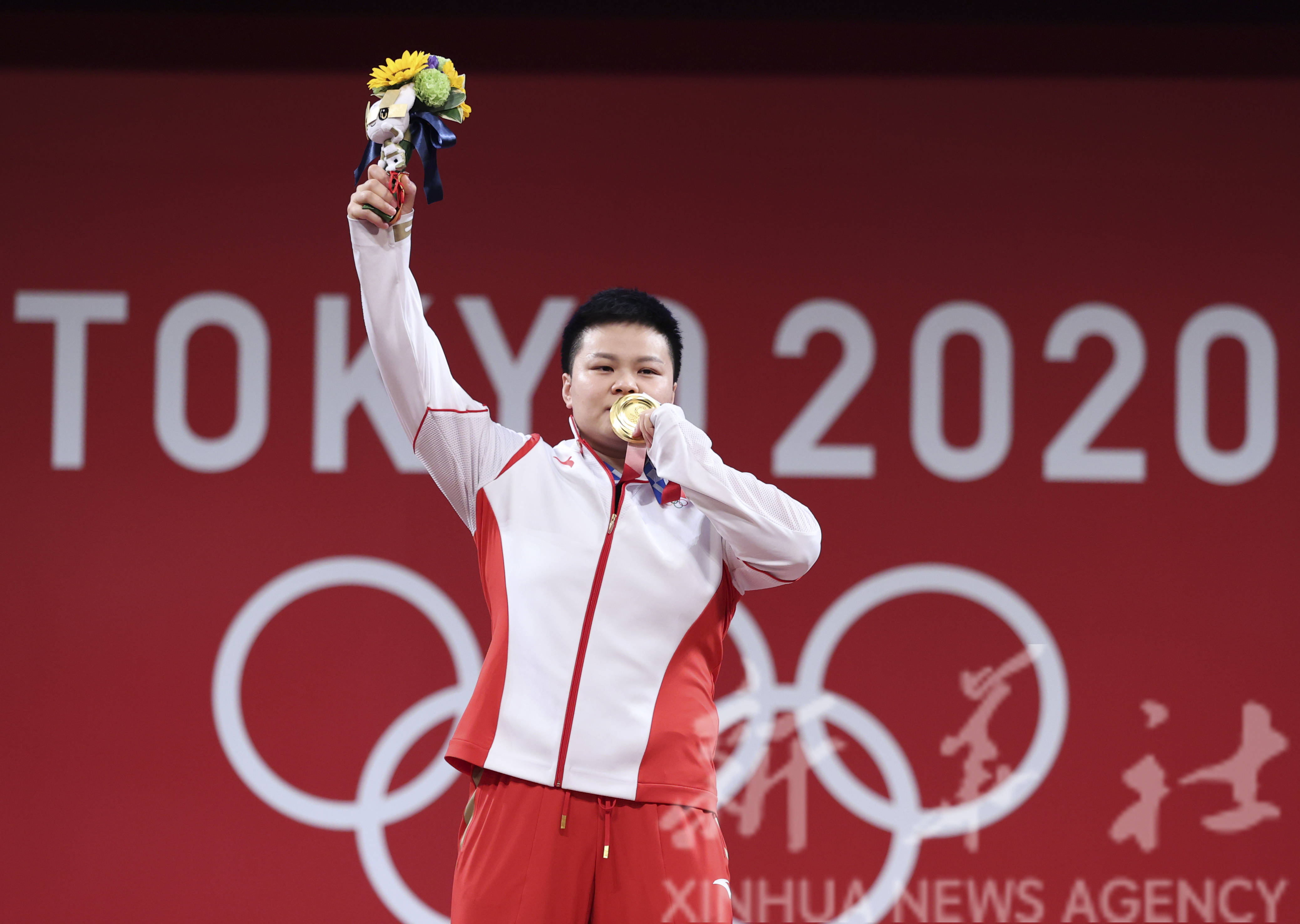 在东京奥运会举重项目女子87公斤级比赛中,中国选手汪周雨夺得冠军