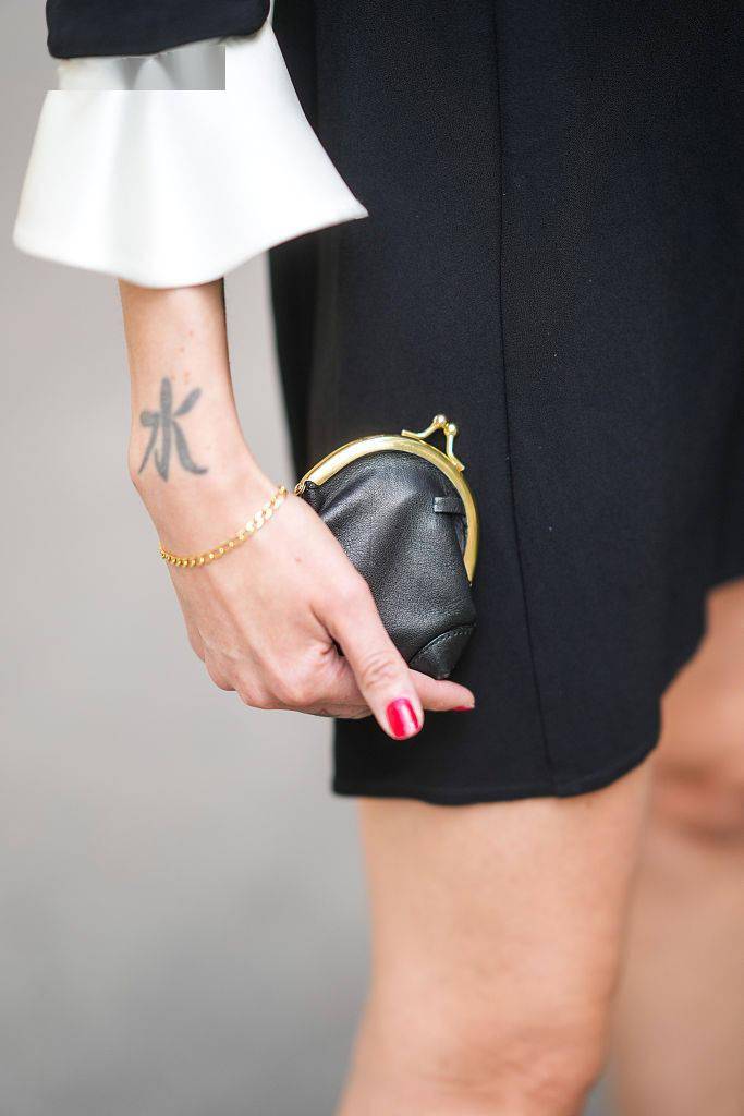 时间|别提什么实用性 时尚博主告诉你包包越小越时髦