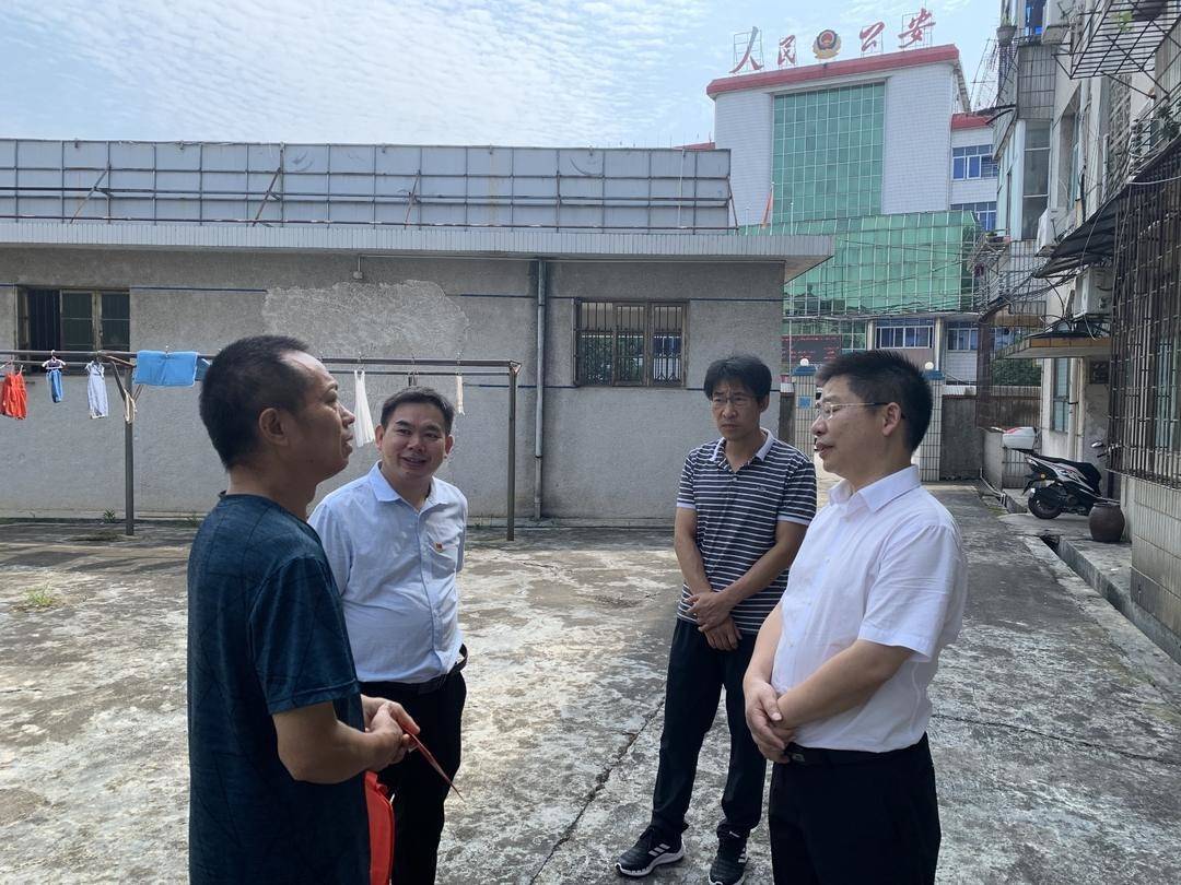 江永唐德荣走访慰问军转干部烈属