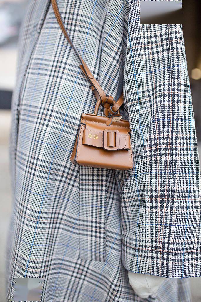 时间|别提什么实用性 时尚博主告诉你包包越小越时髦