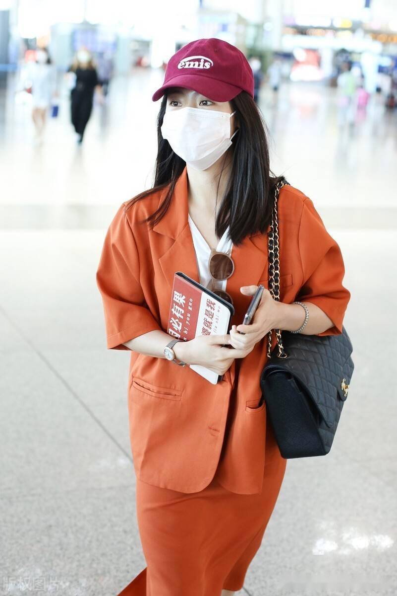 街拍邢菲身穿橘色西装套裙手袋粉色贝雷帽青春俏皮