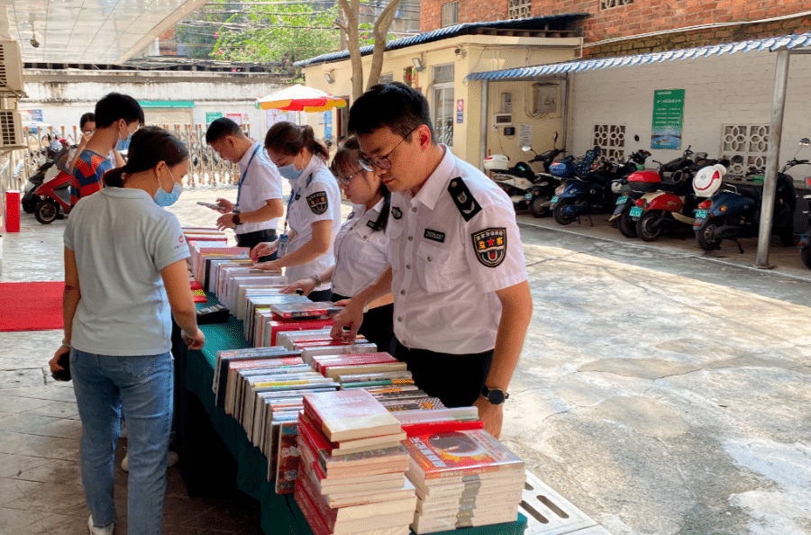 广西邕华图书有限公司开展流动图书进机关活动