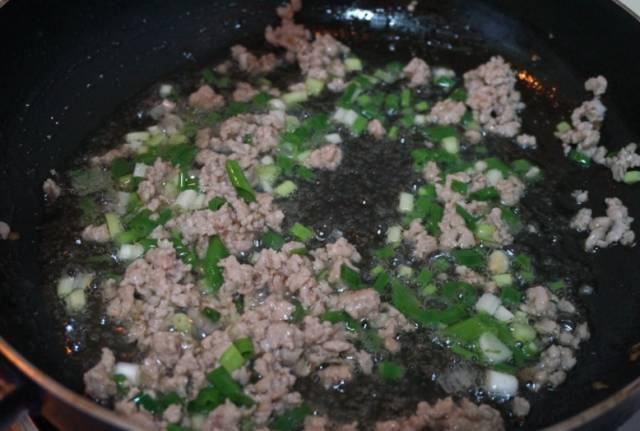 韭菜能不能和茄子一起煮 273bf7a9683248e68ee583f779245499.jpeg