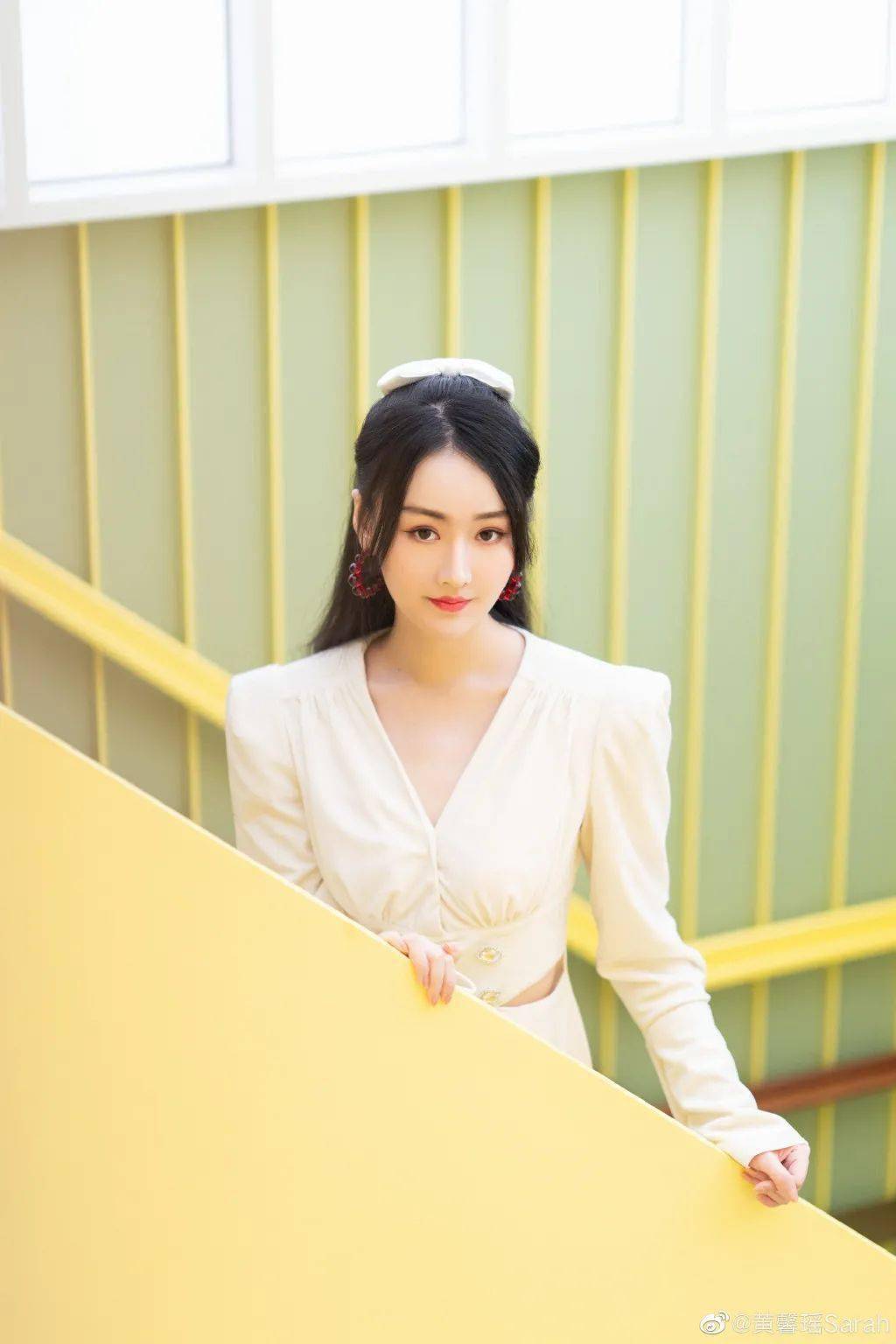 黄馨瑶这身白色丝绒裙着身,搭配白色发饰束起的公主头,很是温柔甜美.