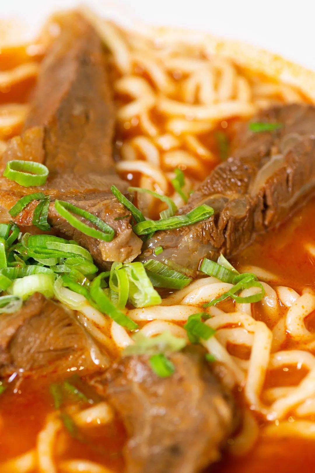 眷村红烧牛肉面经过文火的熬制,汤底吸收了牛骨的全部精华一口下去