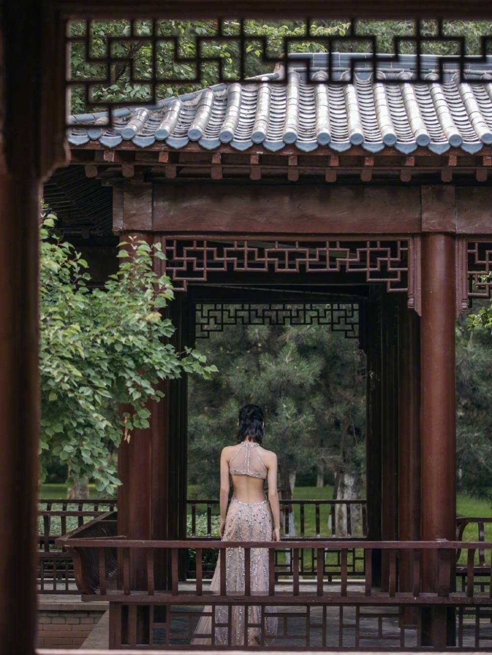 周冬雨|上游时尚|周冬雨水晶亮钻点缀裙身，穿一身精致优雅格调