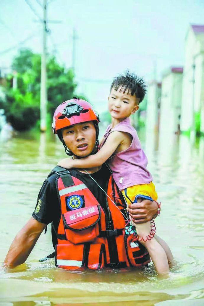 救援 奔向生命的呼唤——河南救灾一线的菏泽最美逆行者掠影