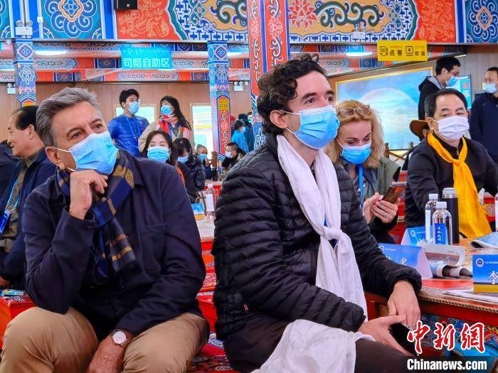 诗歌节|中外诗人齐聚青海湖畔 以诗会友致敬自然