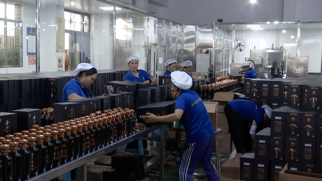 走进金沙古酒厂生产车间,只见工人们动作娴熟地进行洗瓶,灌装,锁盖,贴