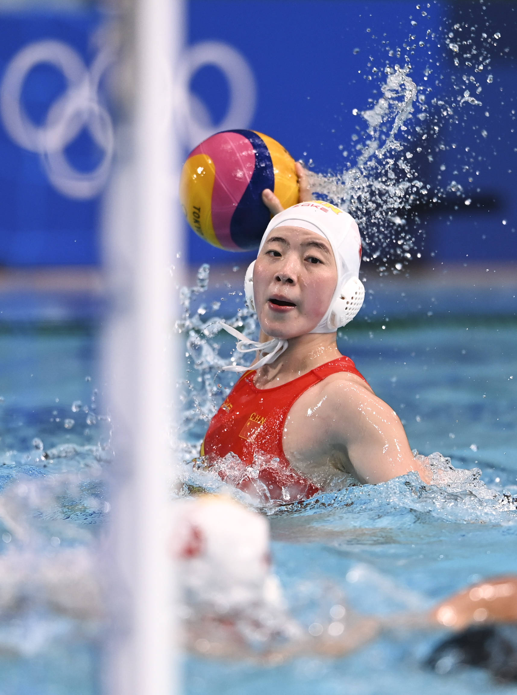 8月5日,中国队守门员沈轶能(上)在比赛中.