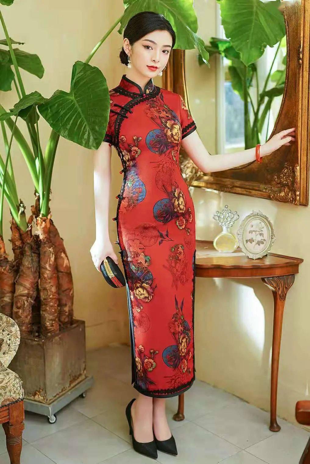 2021年怎么少得了红色,小姐姐一袭红色旗袍,放大你的美!