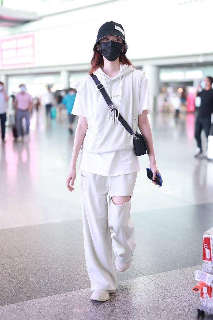 整体|刘令姿穿连帽马甲白T恤 刀割阔腿裤清新帅气